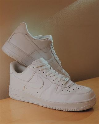 Sådan styler du dine hvide sneakers